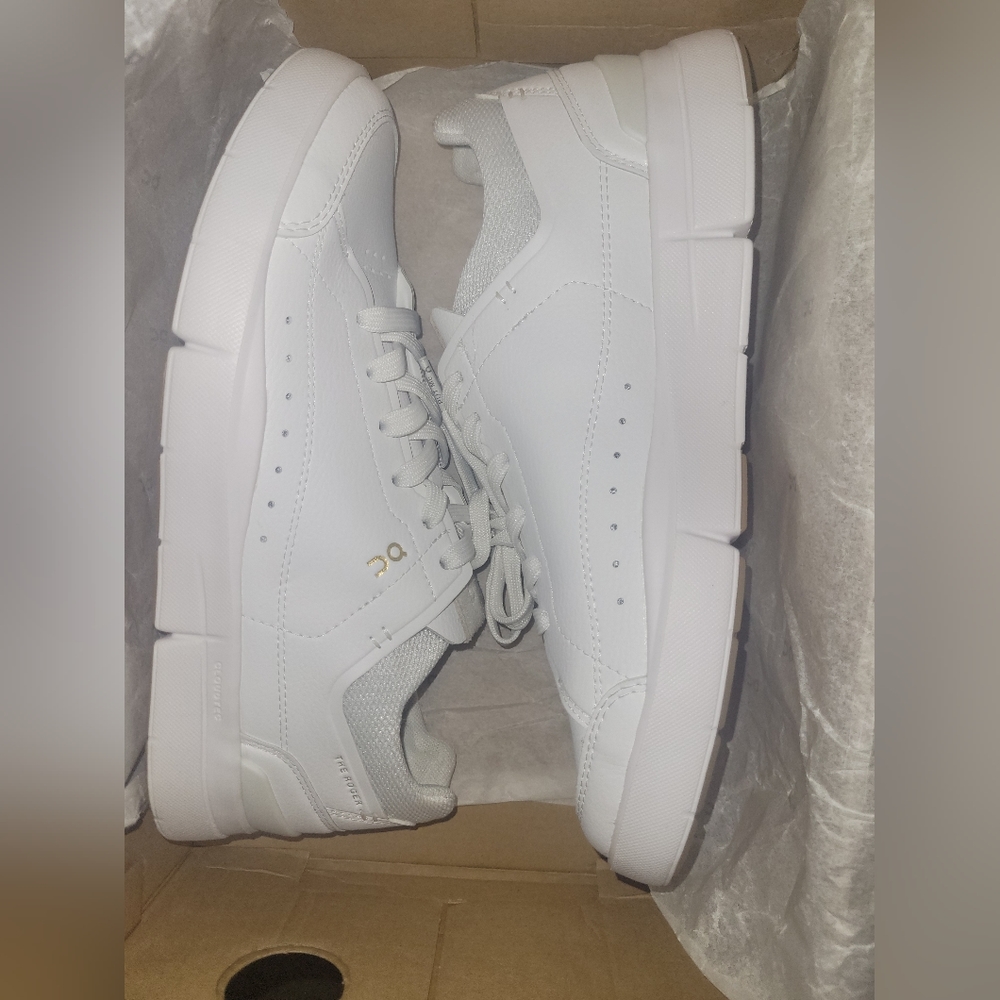 On Running casual women's  sneakers Roger CentreCourt1 size 9.5 color White/Gum